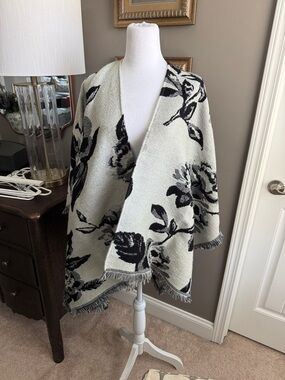 Lucky Brand Black and Light Gray Floral Fringe Cape